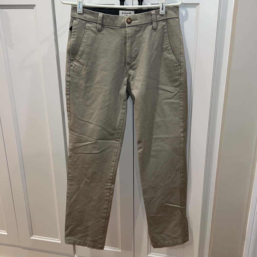 Dockers Khaki Pants 28 x 32 Slim Tapered Zip Pocket Hardly Worn